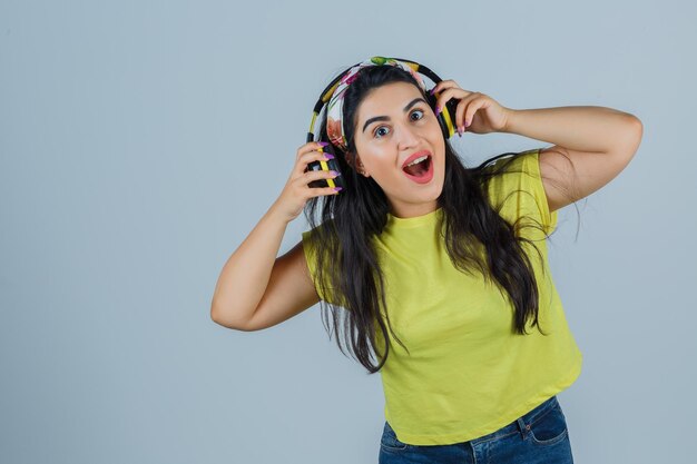 Jovencita expresiva posando en el estudio