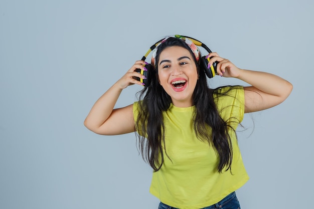 Jovencita expresiva posando en el estudio