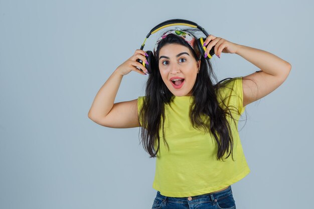 Jovencita expresiva posando en el estudio