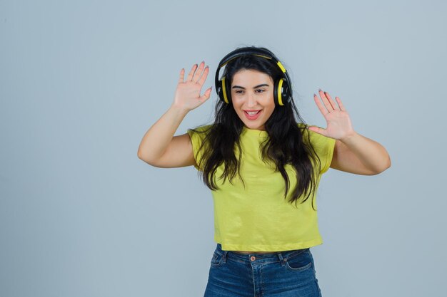 Jovencita expresiva posando en el estudio