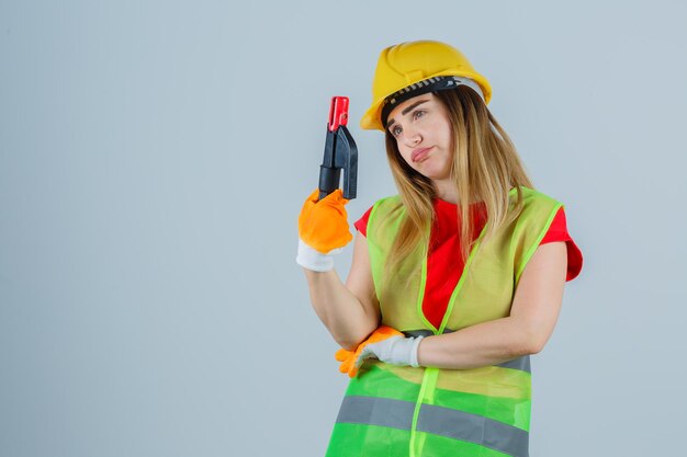 Jovencita expresiva posando en el estudio