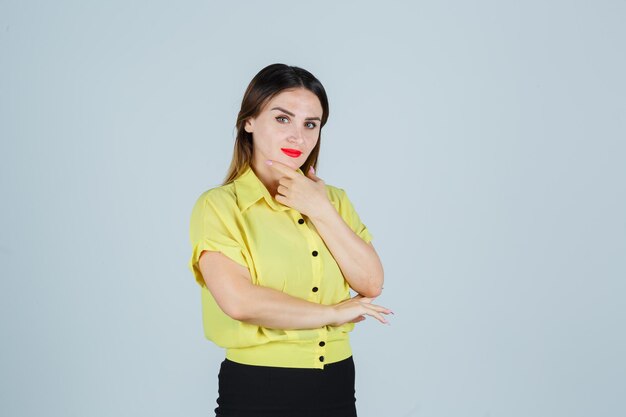 Jovencita expresiva posando en el estudio