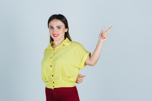 Jovencita expresiva posando en el estudio