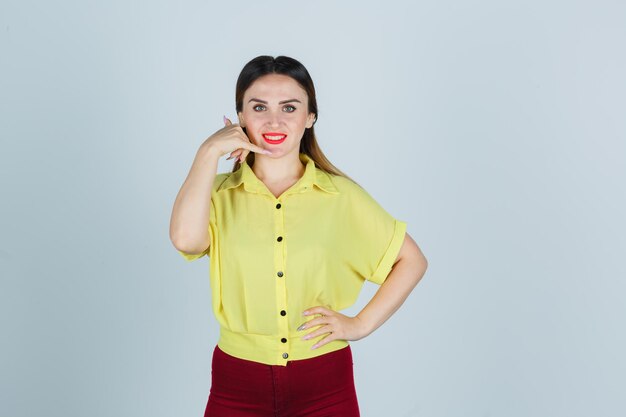 Jovencita expresiva posando en el estudio