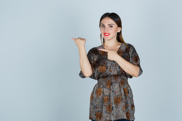 Jovencita expresiva posando en el estudio