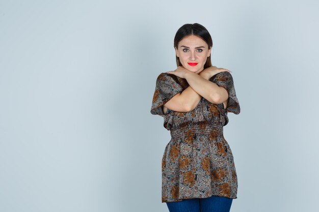 Jovencita expresiva posando en el estudio