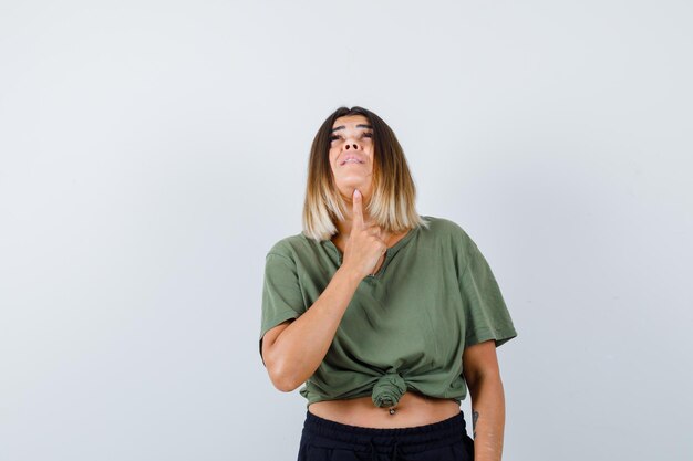 Jovencita expresiva posando en el estudio