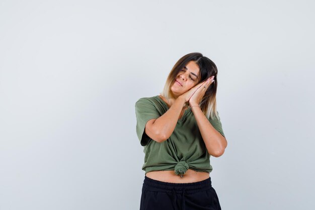 Jovencita expresiva posando en el estudio