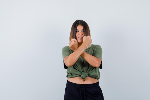 Jovencita expresiva posando en el estudio