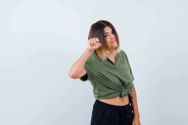 Jovencita expresiva posando en el estudio