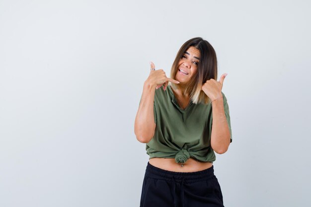 Jovencita expresiva posando en el estudio