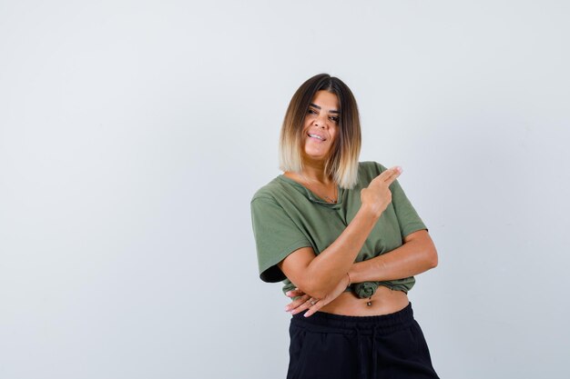 Jovencita expresiva posando en el estudio