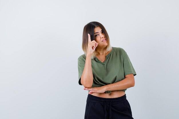 Jovencita expresiva posando en el estudio