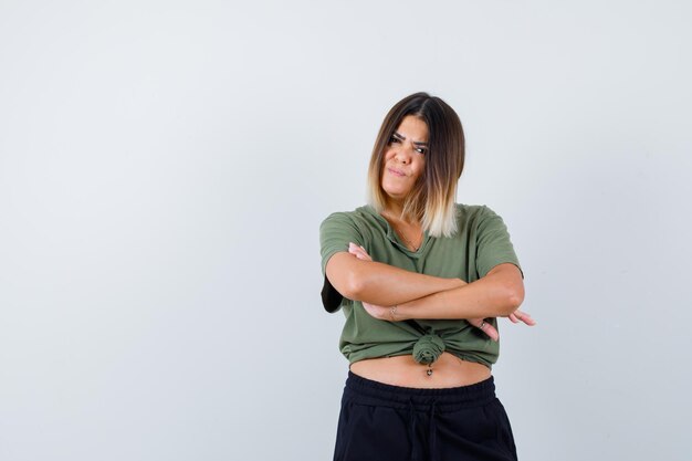 Jovencita expresiva posando en el estudio