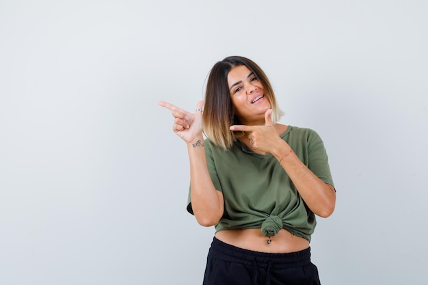 Jovencita expresiva posando en el estudio