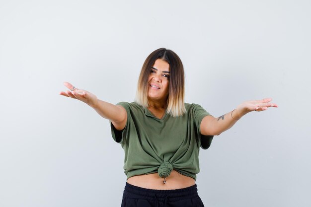 Jovencita expresiva posando en el estudio