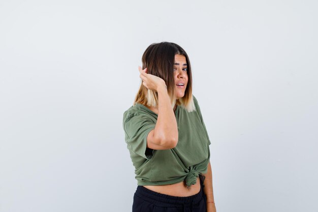 Jovencita expresiva posando en el estudio