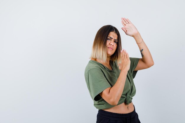 Jovencita expresiva posando en el estudio