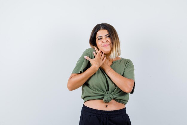 Jovencita expresiva posando en el estudio