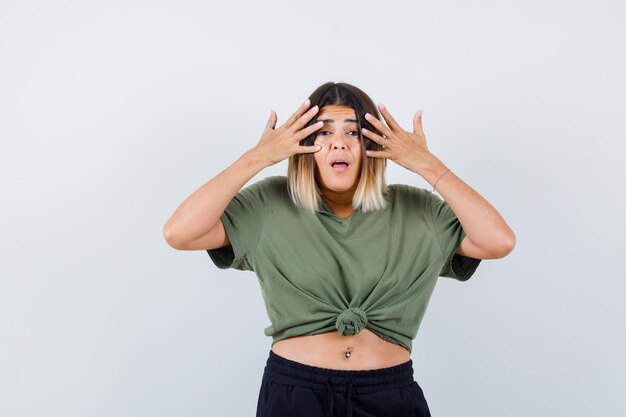 Jovencita expresiva posando en el estudio