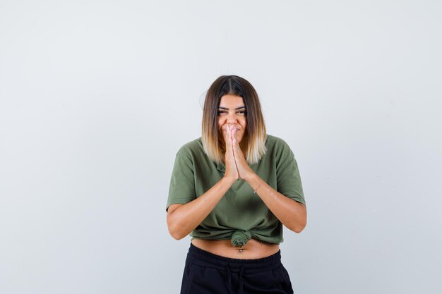 Jovencita expresiva posando en el estudio