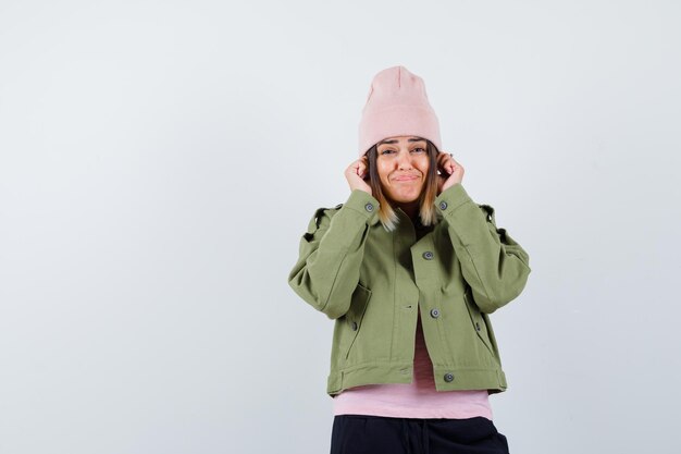 Jovencita expresiva posando en el estudio