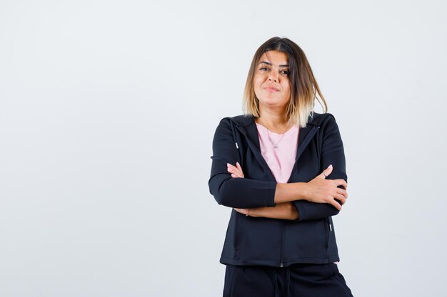 Jovencita expresiva posando en el estudio