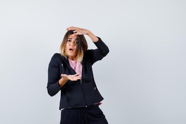 Jovencita expresiva posando en el estudio