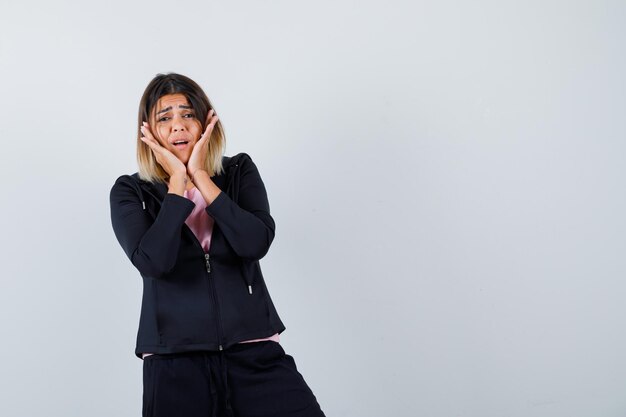 Jovencita expresiva posando en el estudio