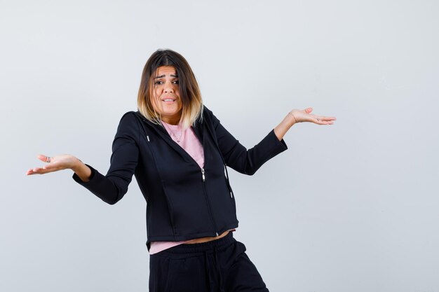 Jovencita expresiva posando en el estudio