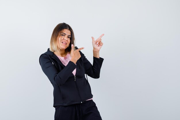 Jovencita expresiva posando en el estudio