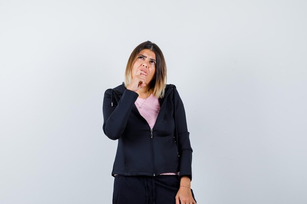 Jovencita expresiva posando en el estudio