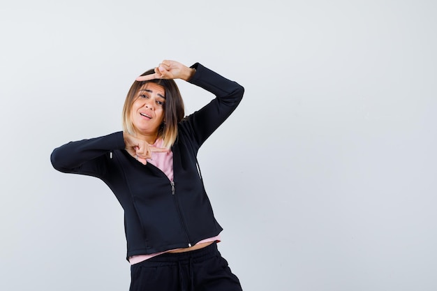 Jovencita expresiva posando en el estudio