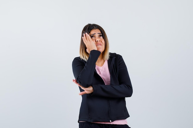 Jovencita expresiva posando en el estudio