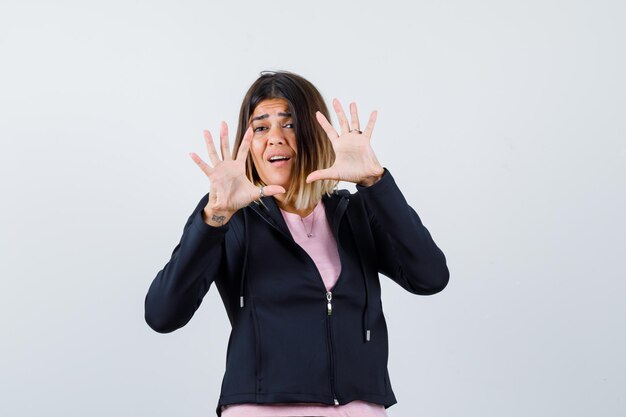 Jovencita expresiva posando en el estudio