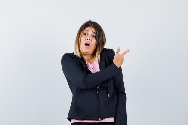 Jovencita expresiva posando en el estudio