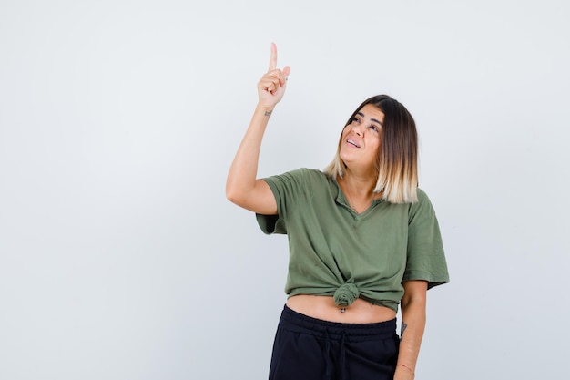 Jovencita expresiva posando en el estudio