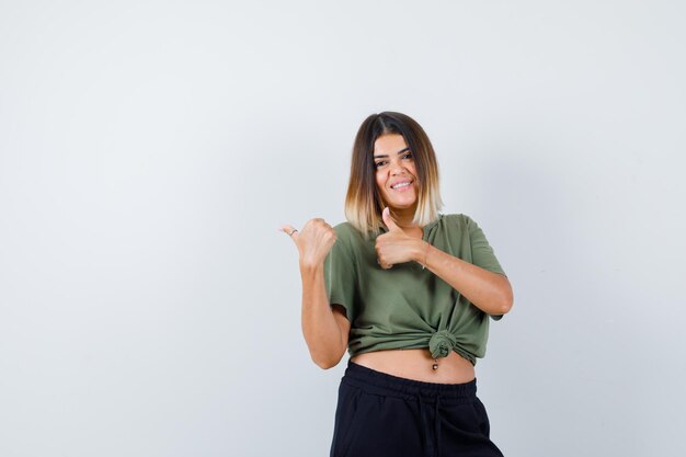 Jovencita expresiva posando en el estudio