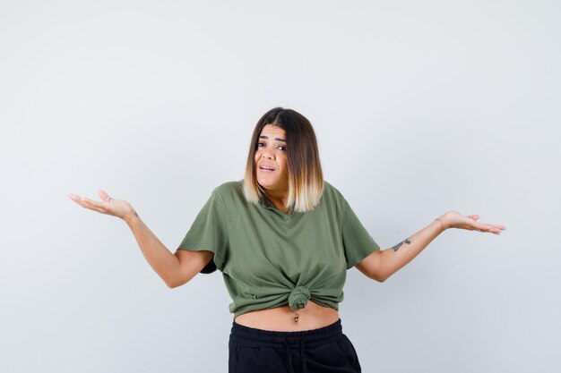 Jovencita expresiva posando en el estudio