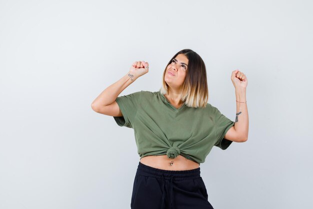 Jovencita expresiva posando en el estudio