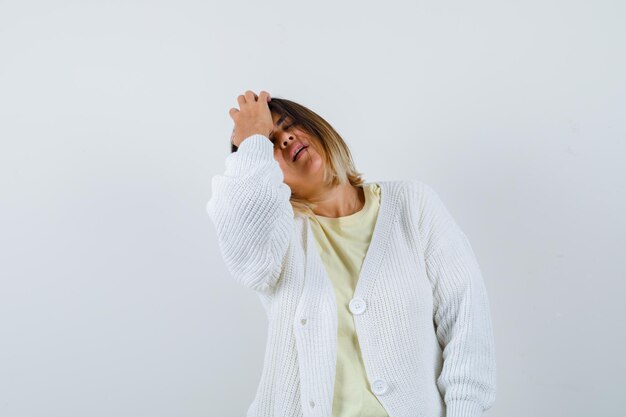 Jovencita expresiva posando en el estudio