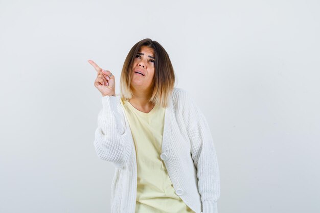 Jovencita expresiva posando en el estudio