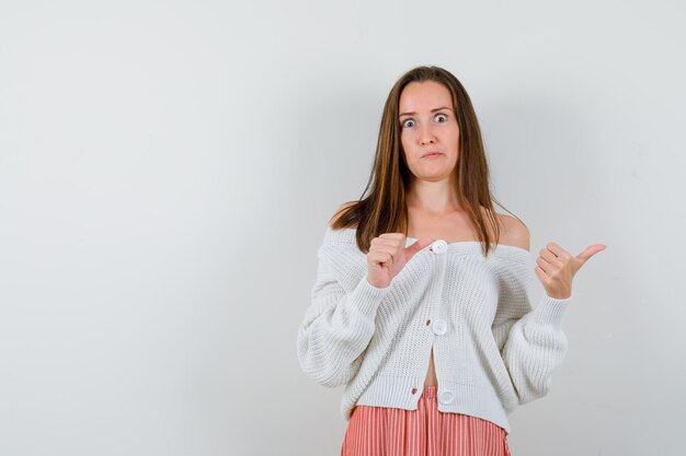 Jovencita expresiva posando en el estudio