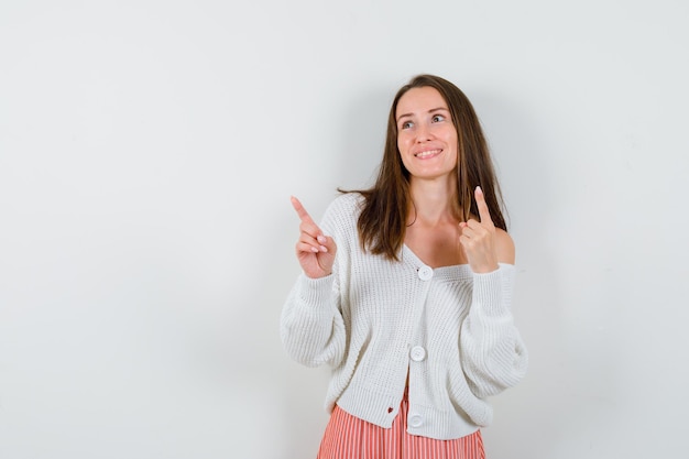 Jovencita expresiva posando en el estudio