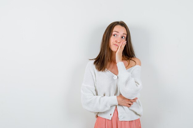 Jovencita expresiva posando en el estudio