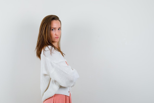 Jovencita expresiva posando en el estudio