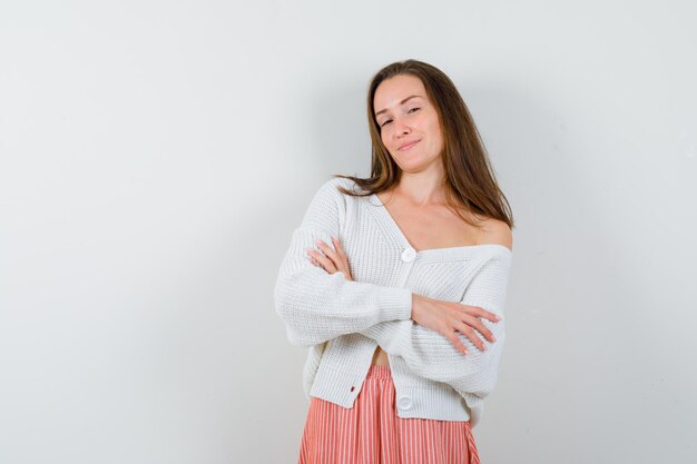 Jovencita expresiva posando en el estudio