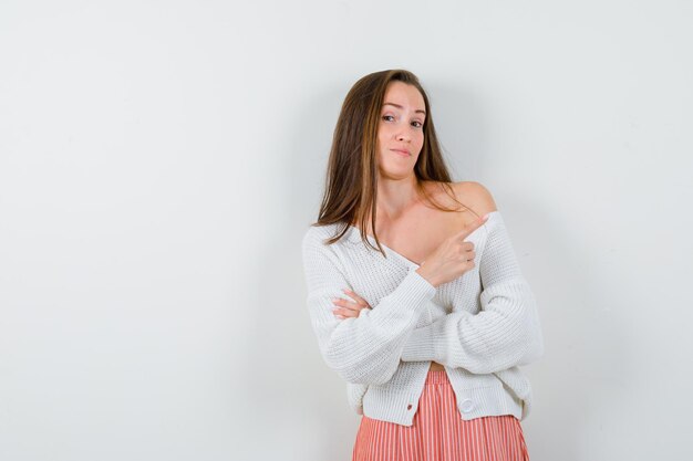 Jovencita expresiva posando en el estudio