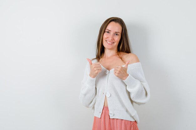 Jovencita expresiva posando en el estudio