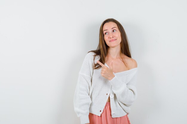 Jovencita expresiva posando en el estudio